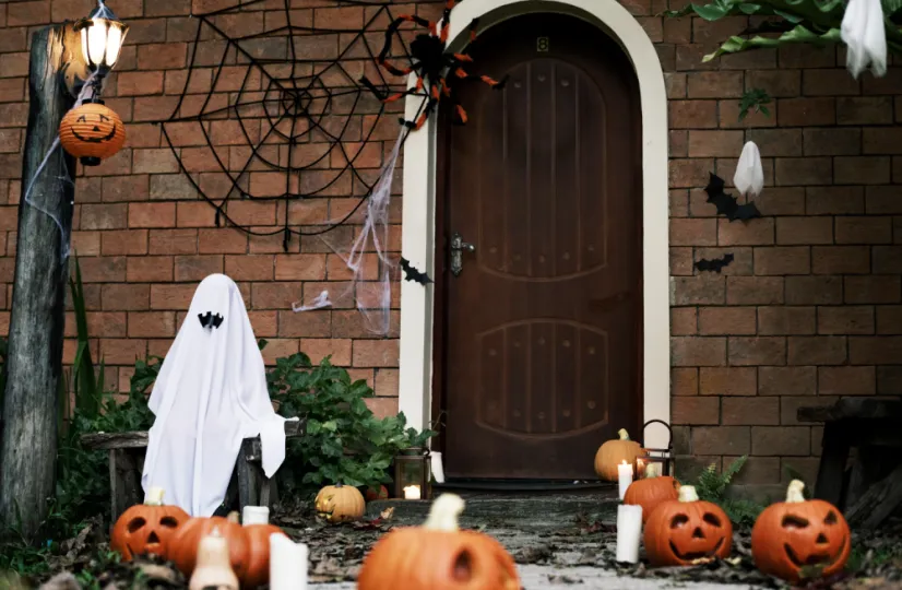 Huis versiert met Halloween decoratie