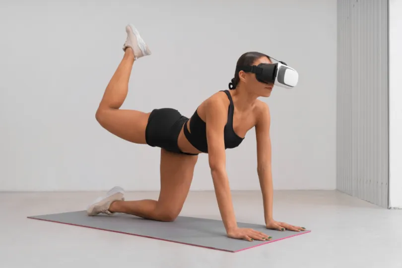 Vrouw doet aan yoga met VR bril