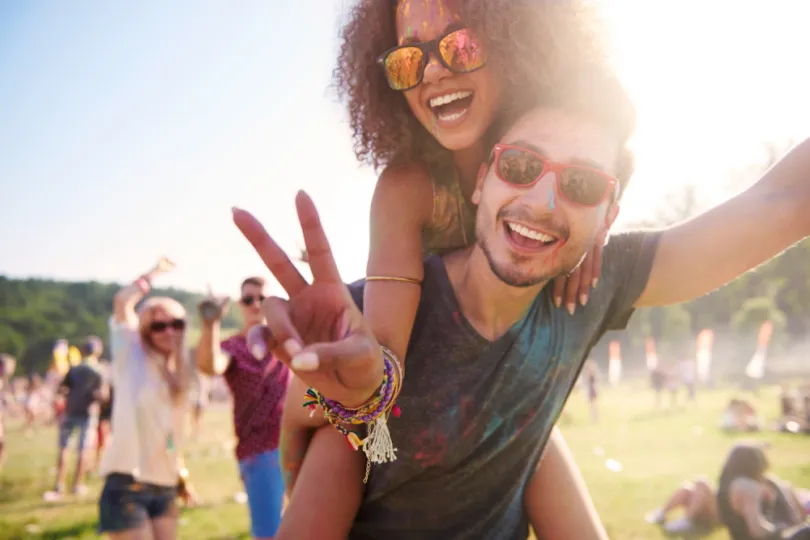 Man en vrouw die genieten van een evenement in het goede weer