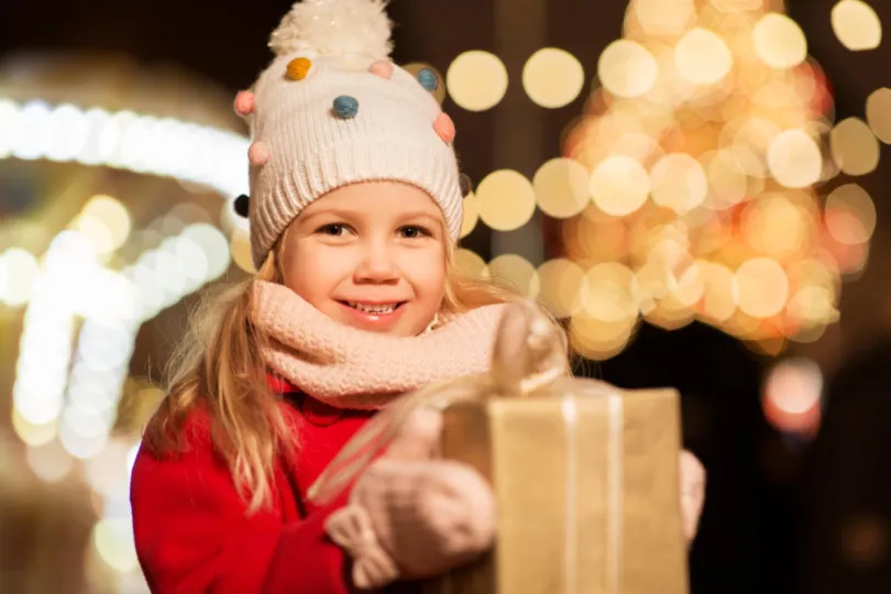 Meisje Kerstmis met cadeau in handen