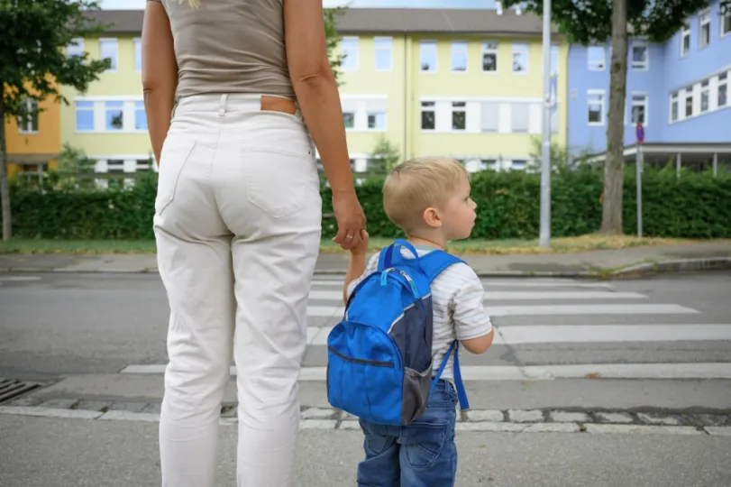 Moeder brengt zoon naar eerste schooldag