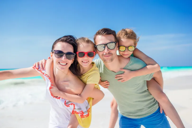 Gezin aan het strand tijdens een zomer vakantie