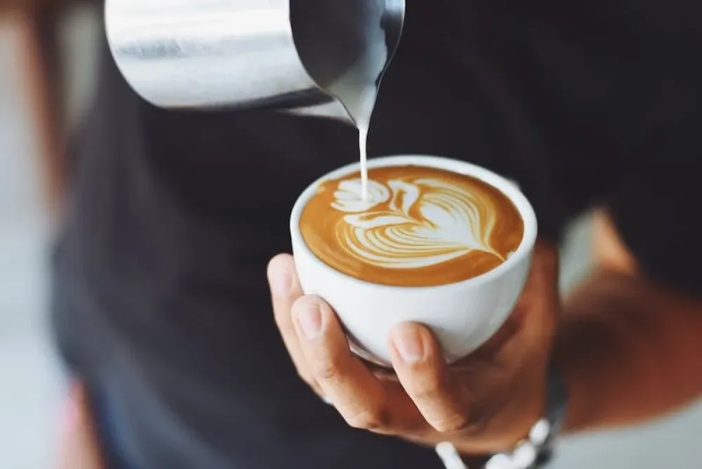 Koffie barista met bloem tekening