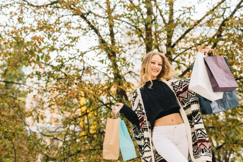 Vrouw met veel gekochte items tijdens de herfst