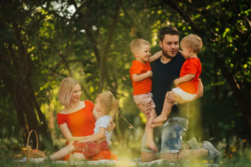 Ouders met kinderen in het bos